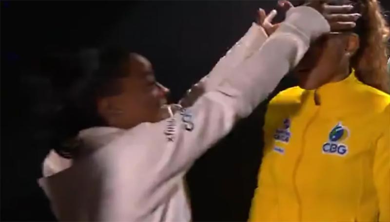 Rebeca Andrade é reverenciada por Simone Biles ao fim do Mundial