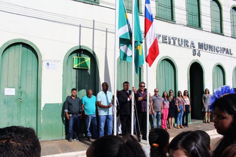 LIVRAMENTO: CERIMÔNIA DE HASTEAMENTO DAS BANDEIRAS EM 7 DE SETEMBRO