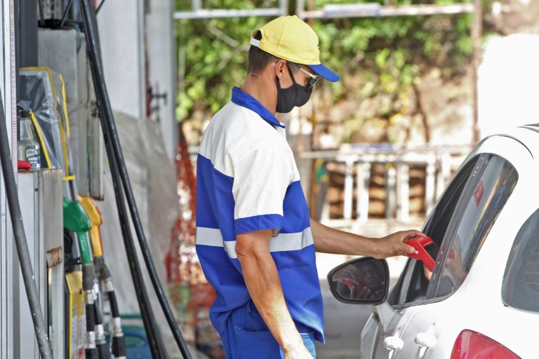 Brasil tem a terceira gasolina mais cara do mundo, aponta estudo