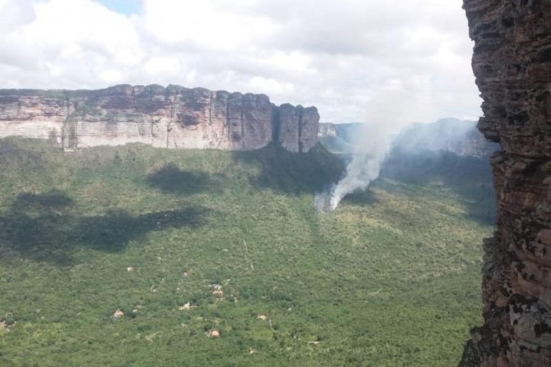 Chapada Diamantina: Incêndio atinge vegetação no Morro do Pai Inácio e é controlado