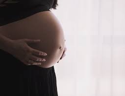 Mãe tem Covid na gravidez e bebê nasce com anticorpos contra doença em Singapura