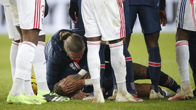Lyon vence PSG em Paris após 13 anos, e Neymar deixa jogo chorando após lesão