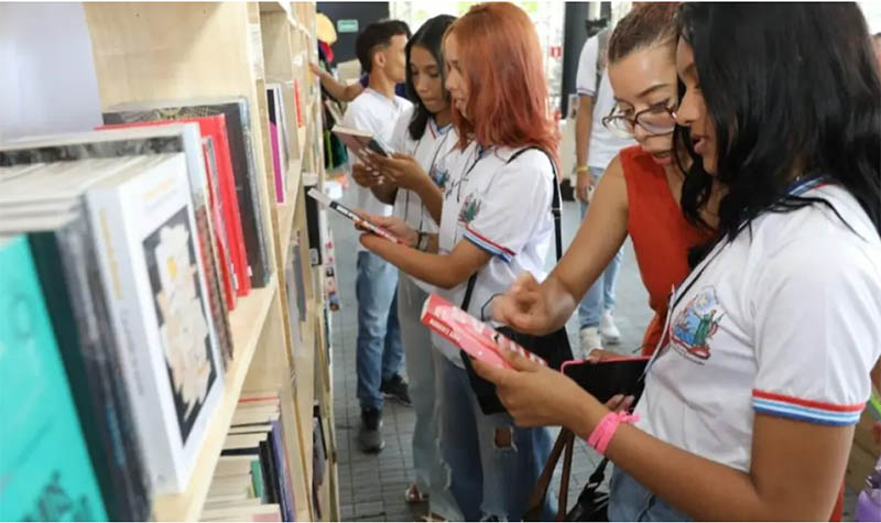 Governo da Bahia vai distribuir dez mil vales-livro para estudantes e professores da rede estadual na Bienal 2024