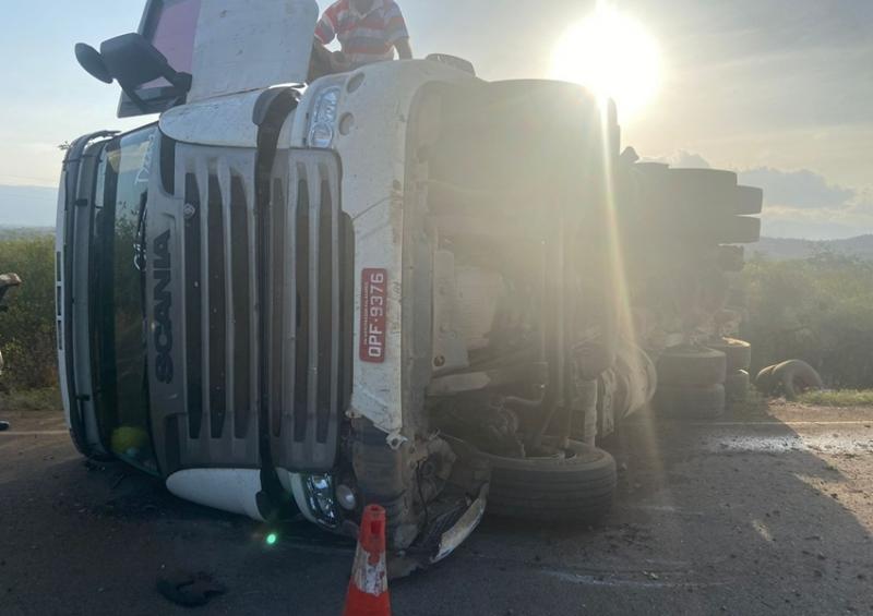 Livramento: Carreta tomba na BA-148 e deixa motorista ferido
