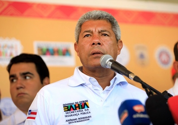 Jerônimo entrega equipamentos para PM e Corpo de Bombeiros em Salvador